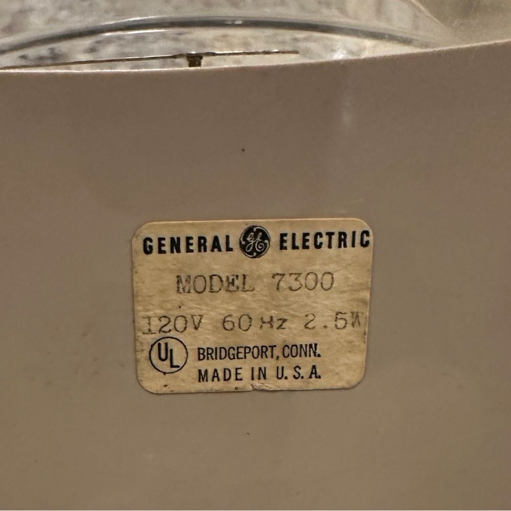 Vintage General Electric Mid-Century Alarm Clock - Picture 9 of 10
